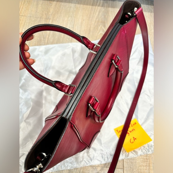 Authentic Louis Vuitton Fuchsia Epi Leather Phenix PM Bag - Picture 2 of 11